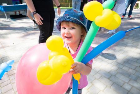 В лагерь &laquo;Лесная Поляна&raquo; в Озёрах волонтеры привезли подарки и провели конкурсы для детей из Белгорода