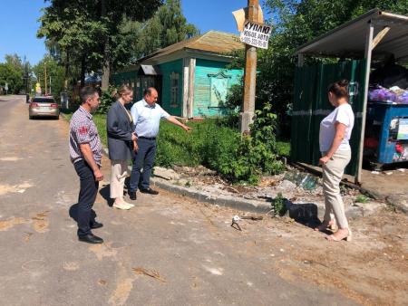 Заместитель главы Г. о. Коломна Сергей Михайлович Цаплинский провёл еженедельный обход придворовой территории многоквартирного дома 151 по ул. Октябрьской революции.