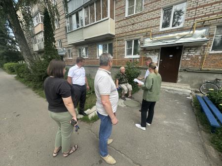 4 июля состоялся обход дворовой территории по адресу г. Оз&euml;ры мкрн. 1, д. 14 и д. 17