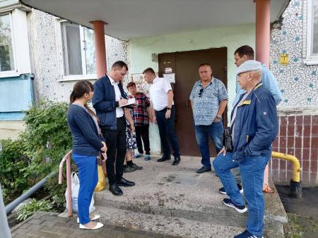 31 июля состоялся обход территории у МКД 33 и 34 в микрорайоне им. Маршала Катукова в рамках мероприятия &laquo;Доверие к власти&raquo;