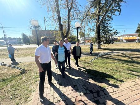 Первый заместитель Главы Лубяной Д.Б. провел обход сквера по адресу: г.Озёры мкрн.им. Маршала Катукова за домами 9, 10 ,11