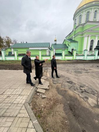 Заместителем Главы Лубяным Д.Б. совместно с заместителем председателя Совета депутатов Андросовым Р.В., в связи с поступившими жалобами от жителей, проведён обход пл. Коммунистическая в г.Озёры.