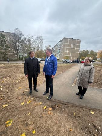 Заместителем Главы Лубяным Д.Б. совместно с заместителем председателя Совета депутатов Андросовым Р.В. проведён обход территории микрорайона 1 у д.27