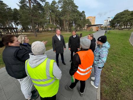 Первым заместителем Главы Лубяным Д.Б. совместно с заместителем председателя Совета депутатов Андросовым Р.В. проведён обход территории парка отдыха Сосновый бор