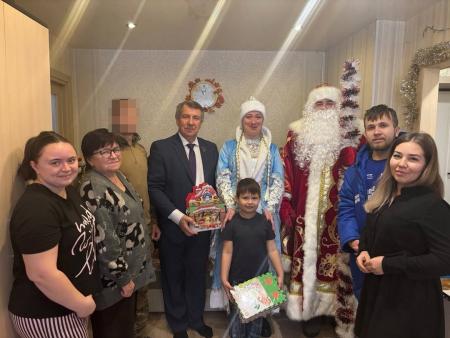 Председатель Совета депутатов Городского округа Коломна Николай Братушков поздравил семью бойца СВО с наступающим Новым годом.