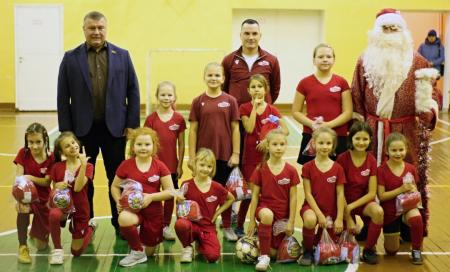 Депутат Совета депутатов Городского округа Коломна Сергей Шумов поздравил младшую команду женского футбольного клуба «Авангард» Коломна с наступающим Новым годом.