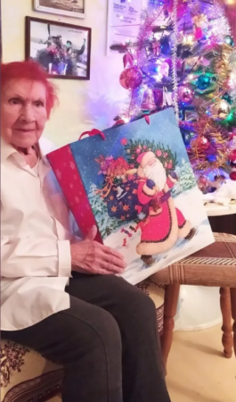 Депутат Совета депутатов, руководитель депутатского объединения Всероссийской политической партии "Единая Россия" в Совете депутатов Городского округа Коломна Сергей Орлов поздравил с наступающим Новым годом ветерана ВОВ.