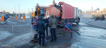 Депутат Совета депутатов Городского округа Коломна, директор Муниципального унитарного предприятия "Тепло Коломны объединённые инженерные системы" Николай Герлинский проверил ремонтные работы.