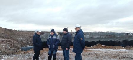 Депутат Совета депутатов Городского округа Коломна, директор Муниципального унитарного предприятия "Тепло Коломны объединённые инженерные системы" Николай Герлинский проверил ремонтные работы.