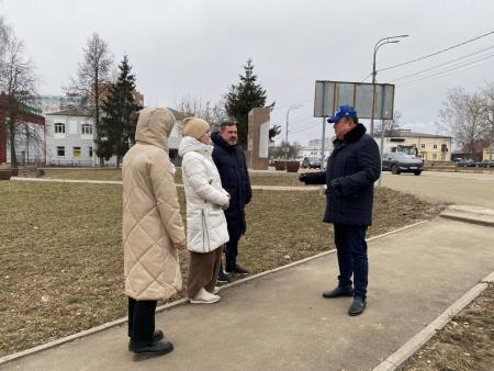 Координатор партийного проекта партии Единая Россия "Городская среда" Сергей Цаплинский обсудил архитектурно-планировочную концепцию по благоустройству территории