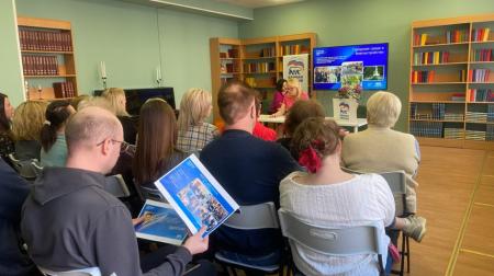 Депутат Совета депутатов Городского округа Коломна Наталья Павлова представила отчёт за 2024 год перед работниками ДК "Коломна" и жителями близлежащих к этому учреждению культуры домов.