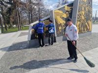 Субботник у стелы «Город трудовой доблести»