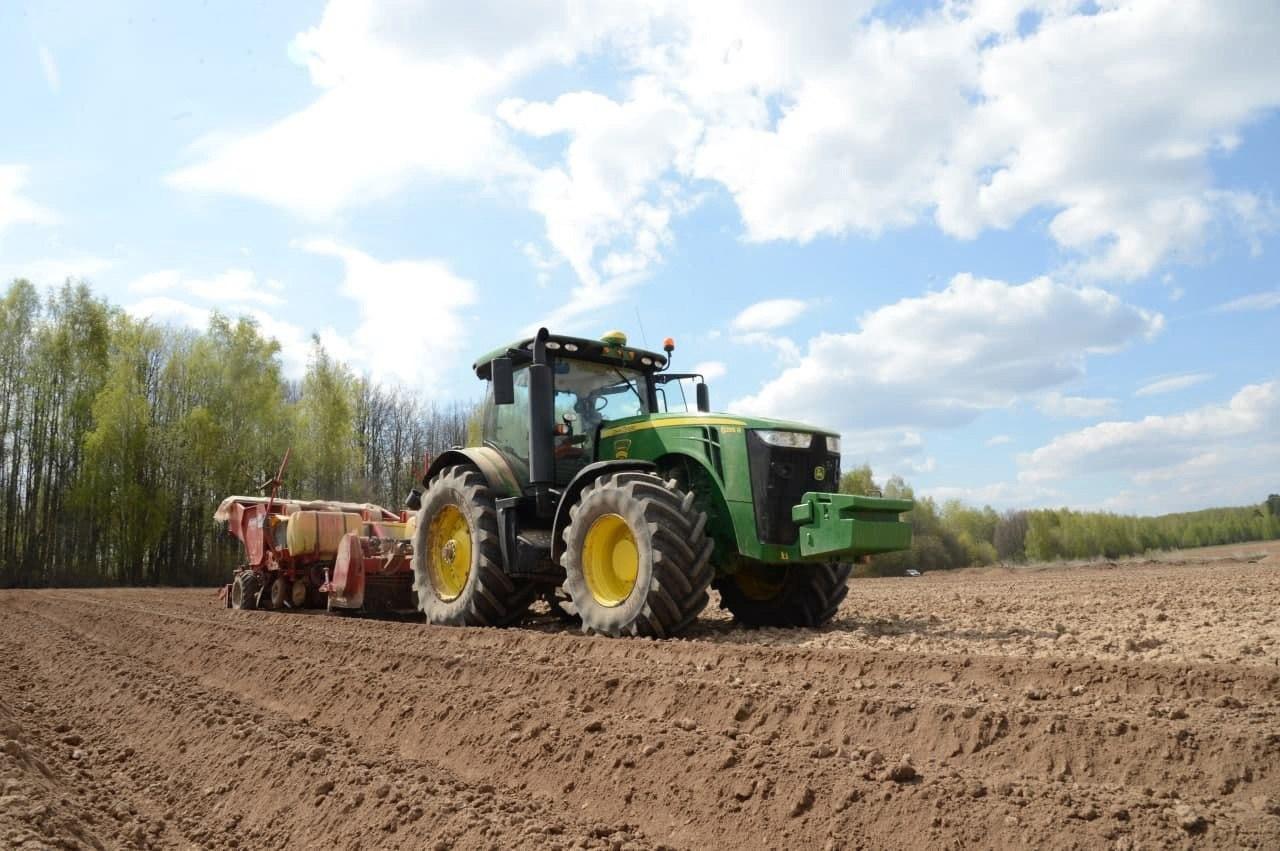 Несмотря на холодный май в коломенских и озерских полях полным ходом идет посевная кампания