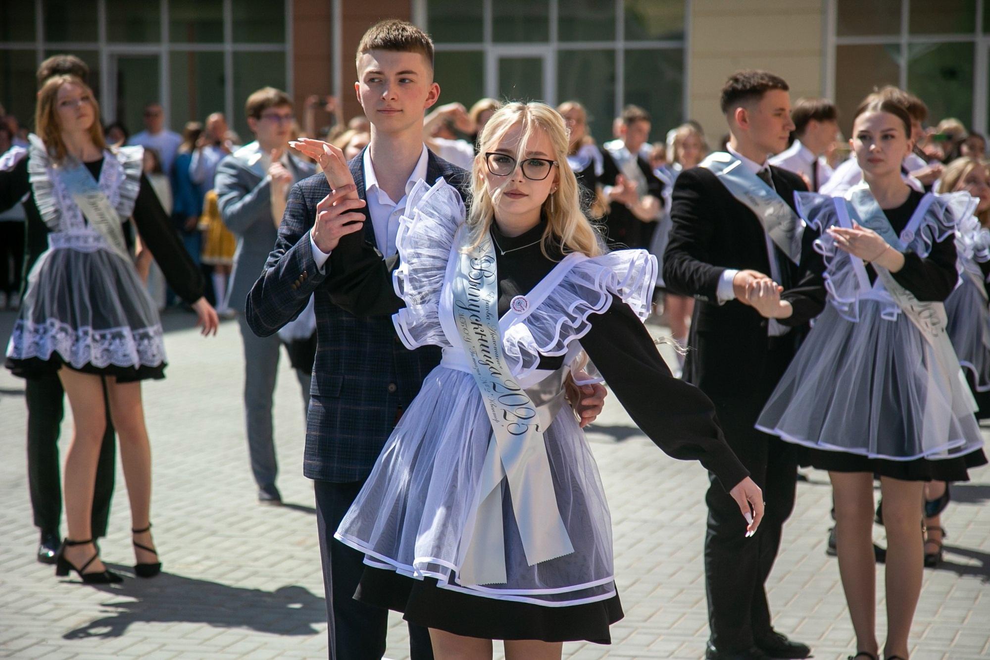 Школьный звонок прозвучал в последний раз для 2500 девятиклассников и 1000 одиннадцатиклассников Городского округа Коломна