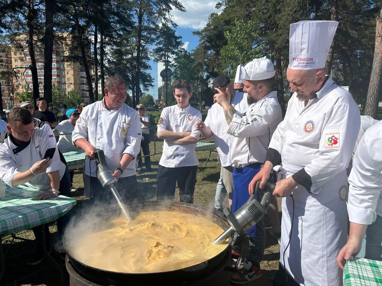 170 литров супа из спаржи сварили в Озёрах на международном гастрономическом фестивале