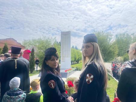 Росгвардия, ветераны и школьники возложили цветы к мемориалу Великой Отечественной войны