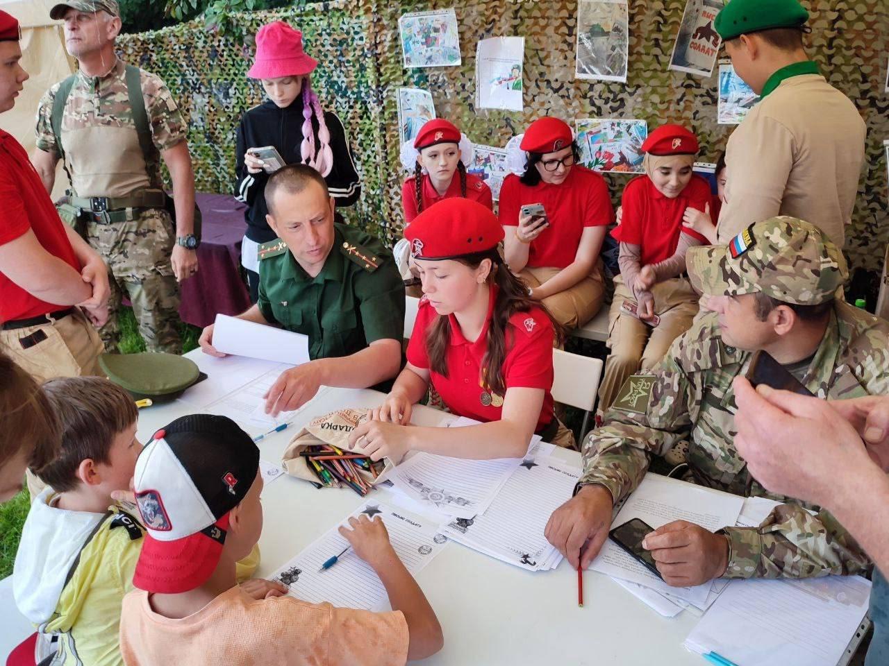 Коломенские мальчишки и девчонки подарили тепло солдатам, находящимся на передовой