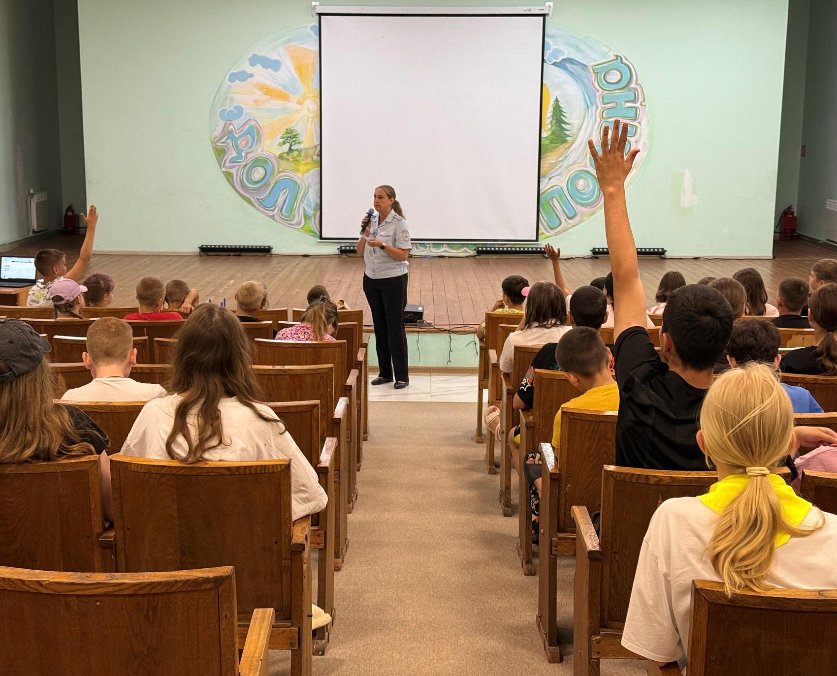 Госавтоинспекторы Коломны провели мероприятие «Яркий пешеход» для воспитанников детского лагеря