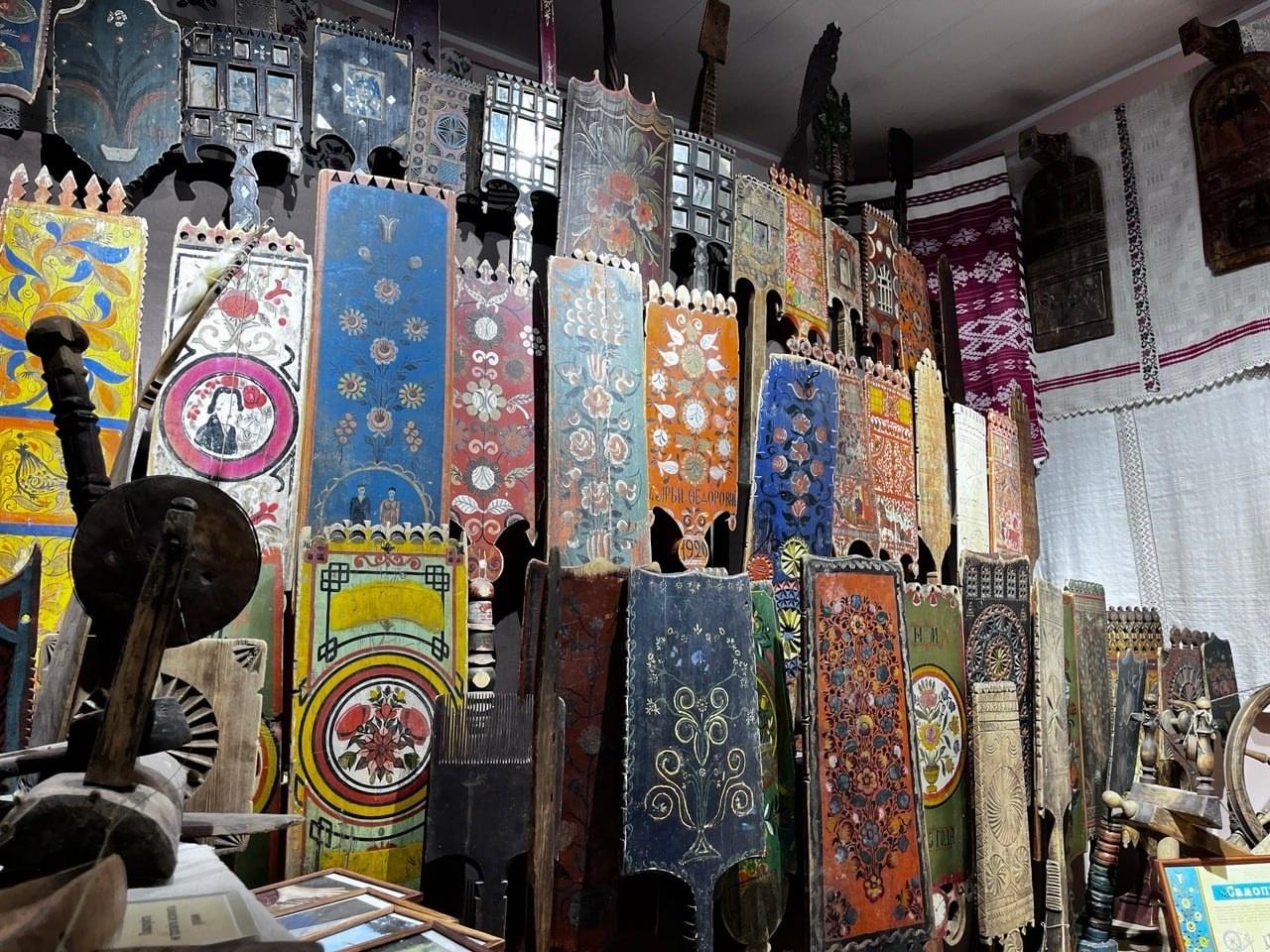 В коломенском музее «Бабья доля» появилась уникальная прялка начала XX века, выполненная вологодскими мастерами