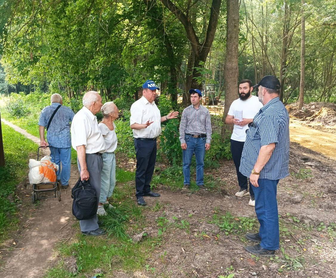 Координатор проекта «Городская среда» партии «Единая Россия» Сергей Цаплинский проконтролировал работы по благоустройству парка имени 50-летия Октября