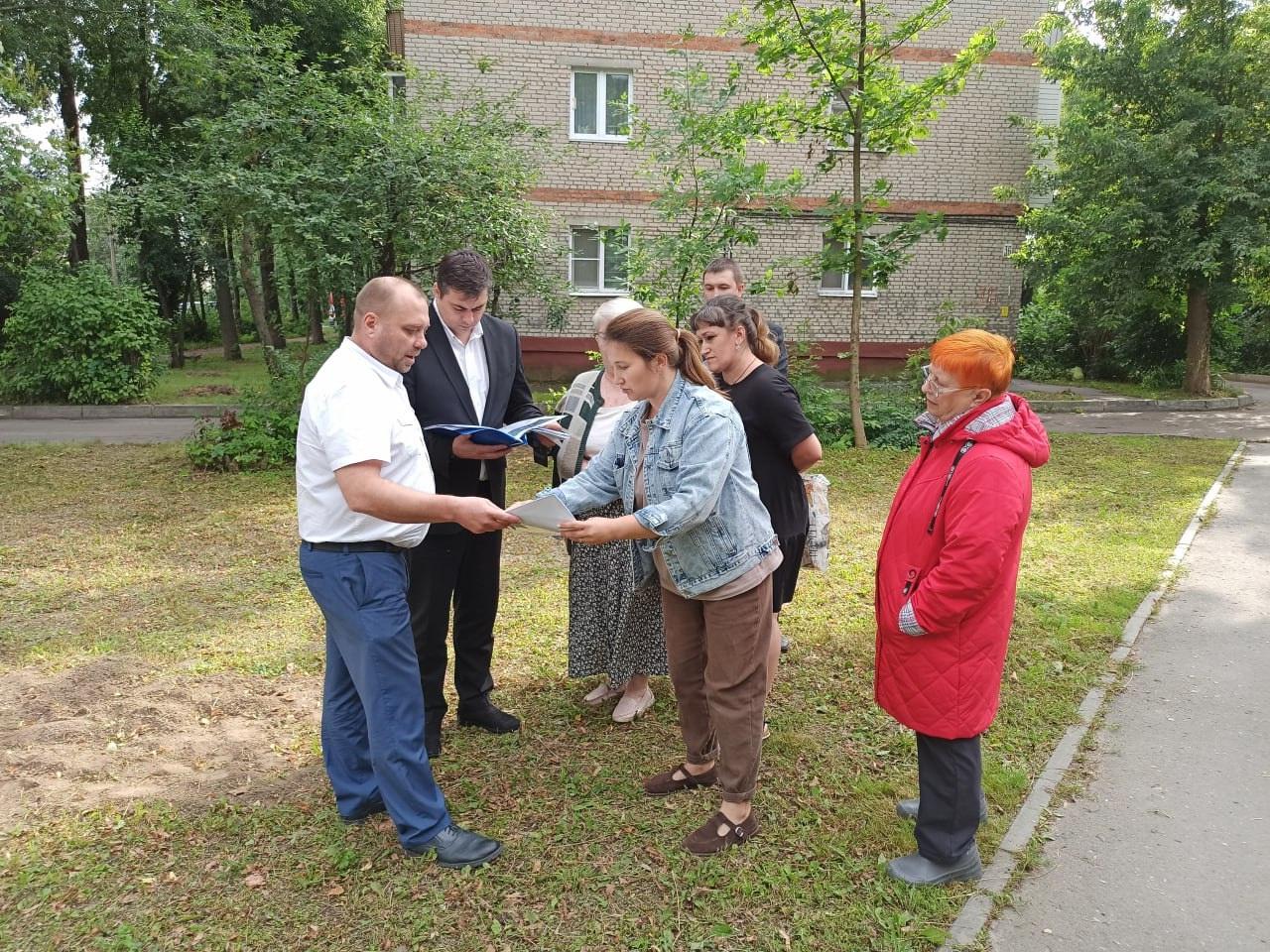 Во дворе домов 34а и 36 по улице Карла Либкнехта оборудуют новую детскую площадку