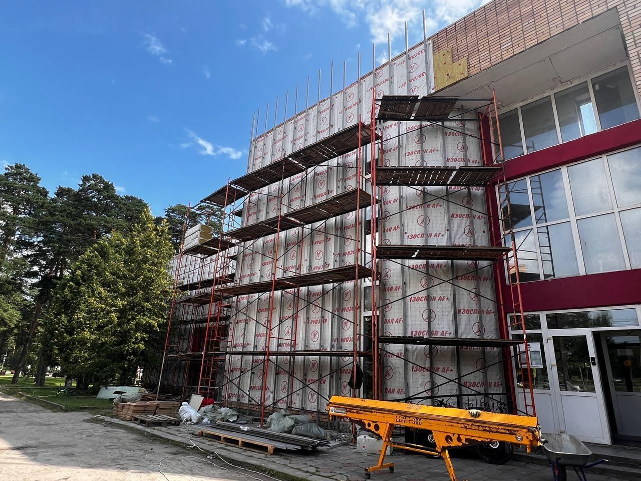 Фасад кинотеатра в Озёрах приобретает новый облик