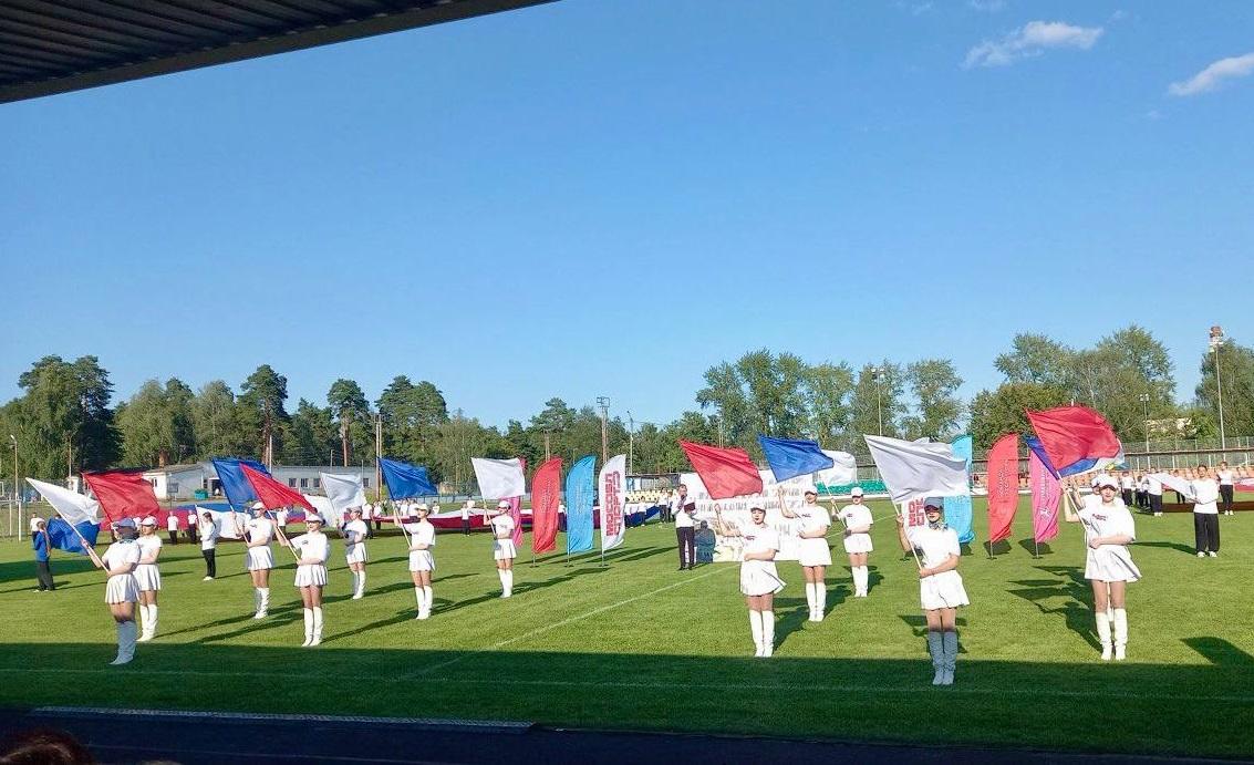 Сотню знаменосцев и ансамбль барабанщиц увидели зрители на спортивном празднике в честь 100-летия Озёр