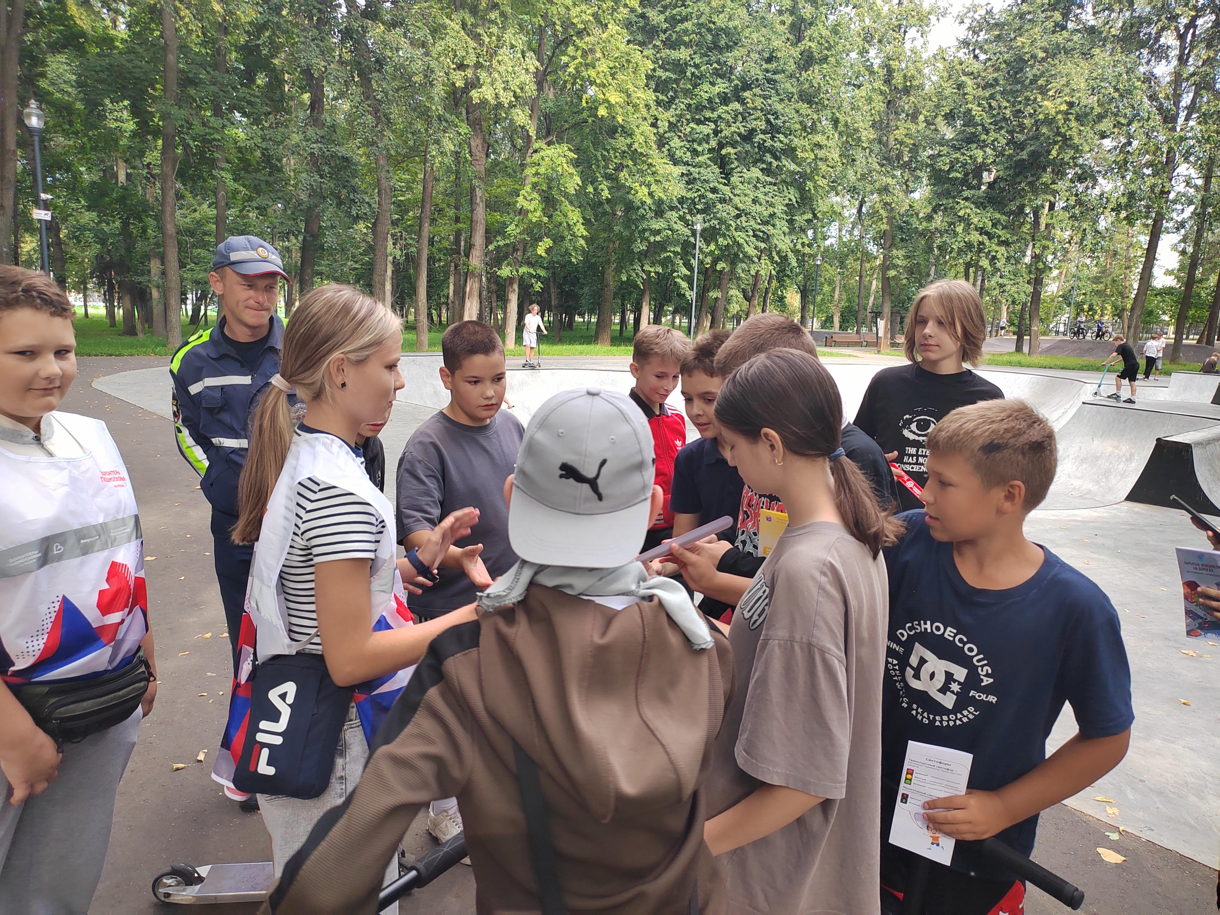 Госавтоинспекторы Коломны рассказали о безопасности посетителям скейтпарка