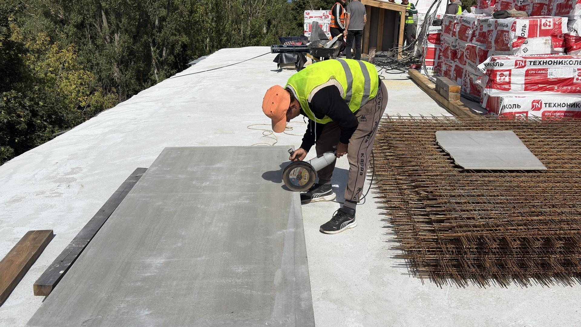 Капитальный ремонт крыши пятиэтажного дома ведут на улице Гагарина