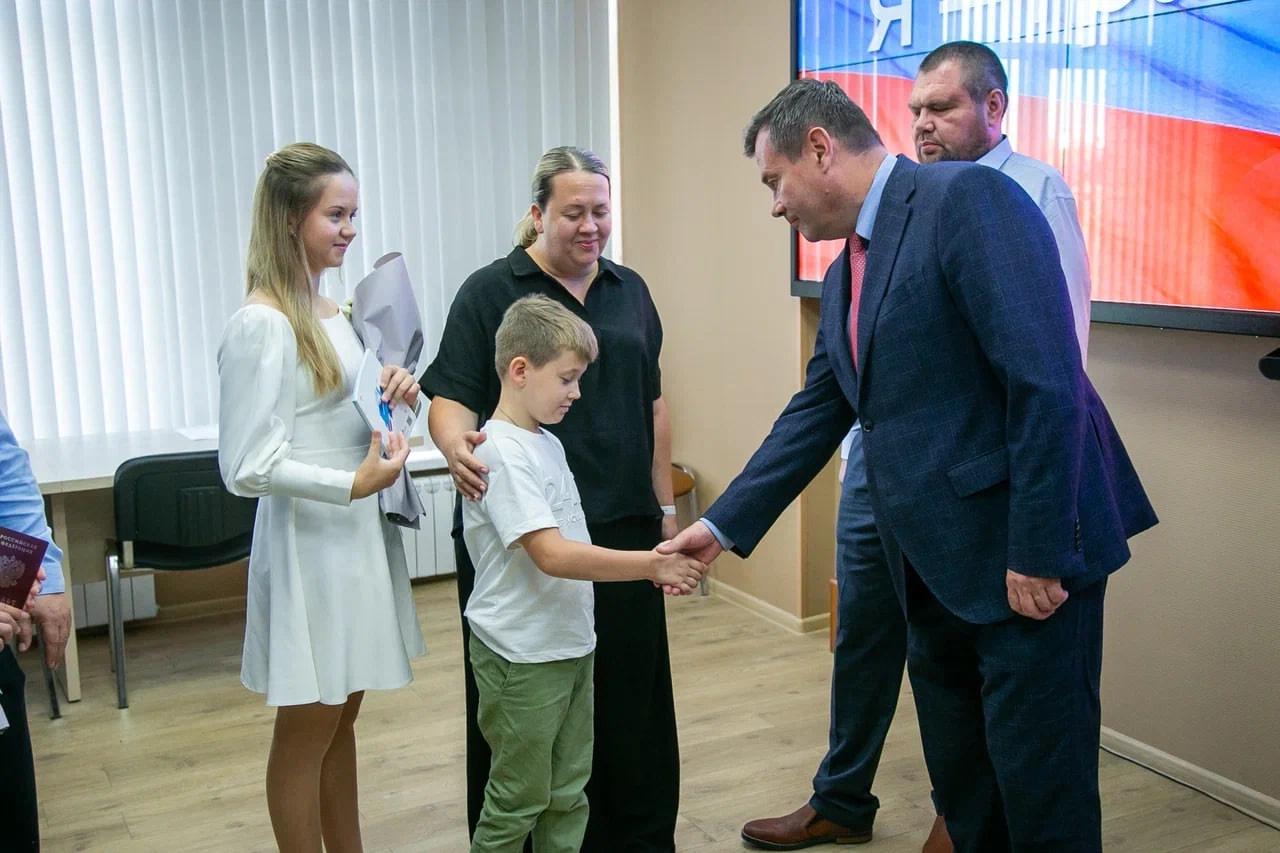 Первые паспорта гражданина России вручили коломенским подросткам в торжественно обстановке