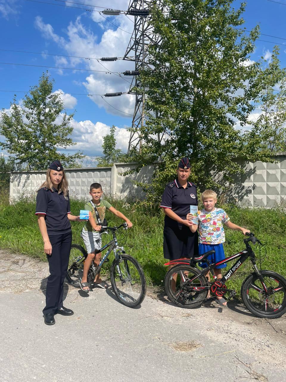 Велосипедистам и водителям мототранспорта напомнили правила дорожного движения
