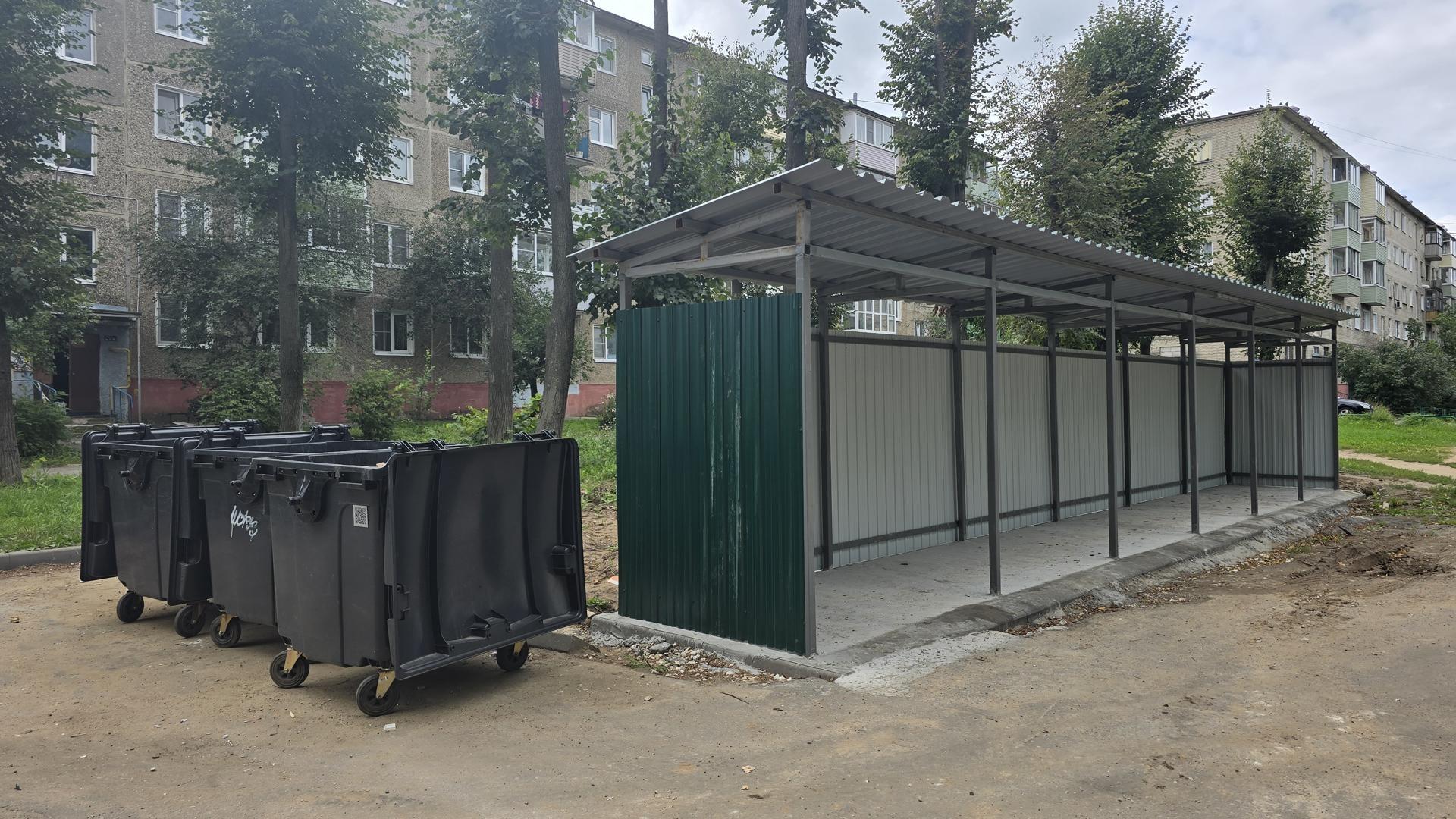 Современные крытые павильоны с выкатными баками установили на коломенских контейнерных площадках