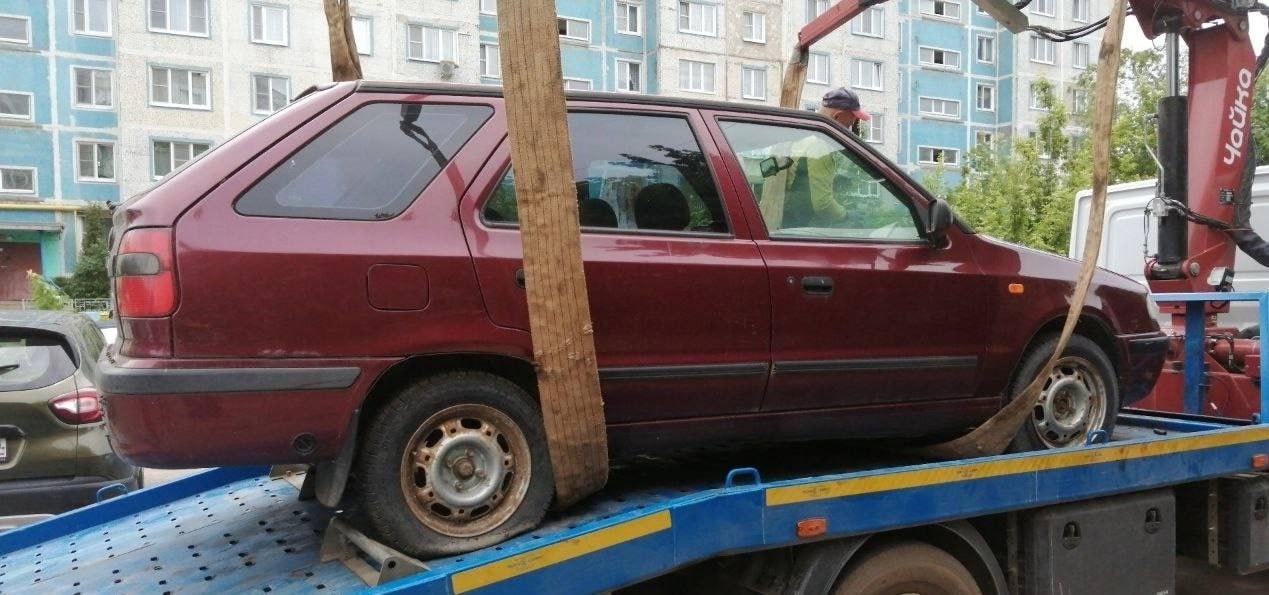 В Коломне продолжается работа по борьбе с автохламом во дворах жилых домов