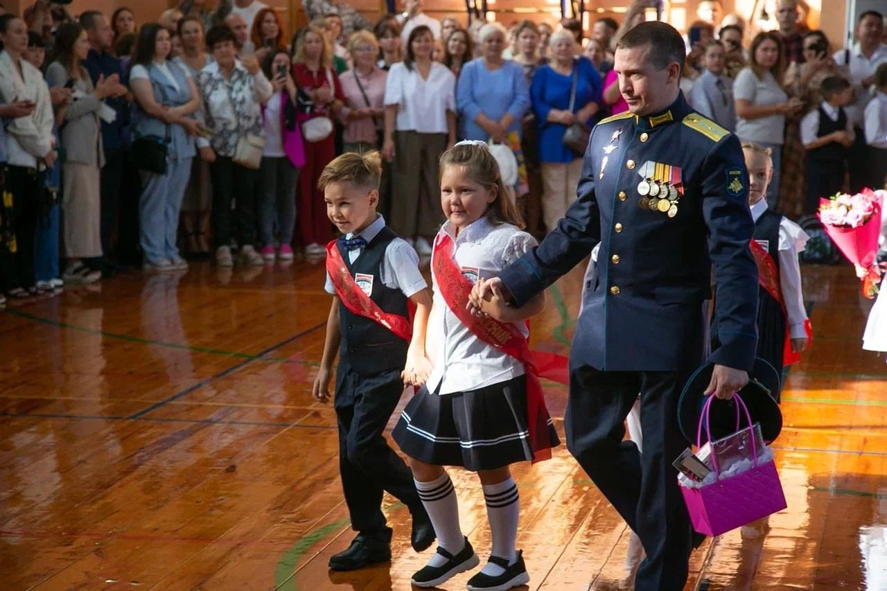 Поддержать детей своих боевых товарищей в День знаний решили участники Ассоциации ветеранов СВО