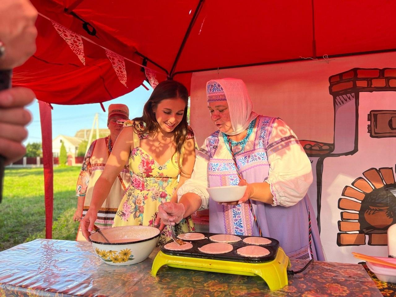 Блины с луковым припёком, домашние соления и необычные сухие супы отведали гости фестиваля «Лука — море»