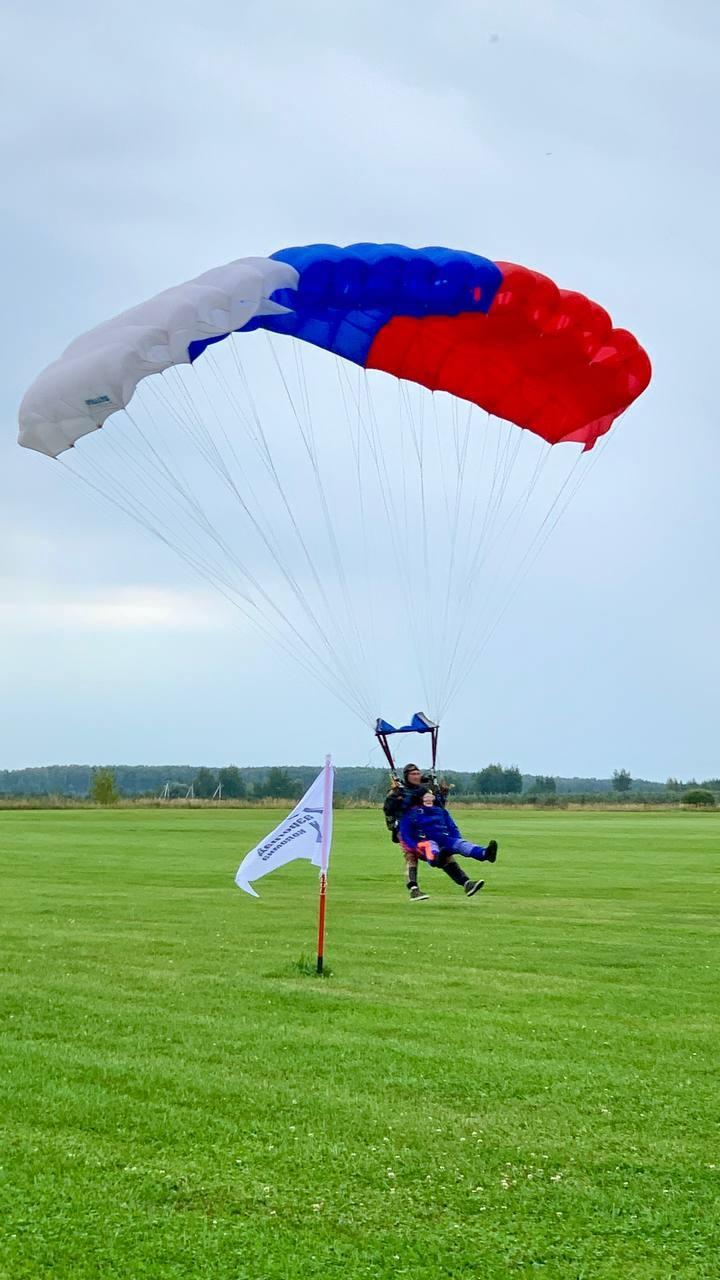 Участница клуба «Активное долголетие» из Озёр впервые в жизни прыгнула с парашютом