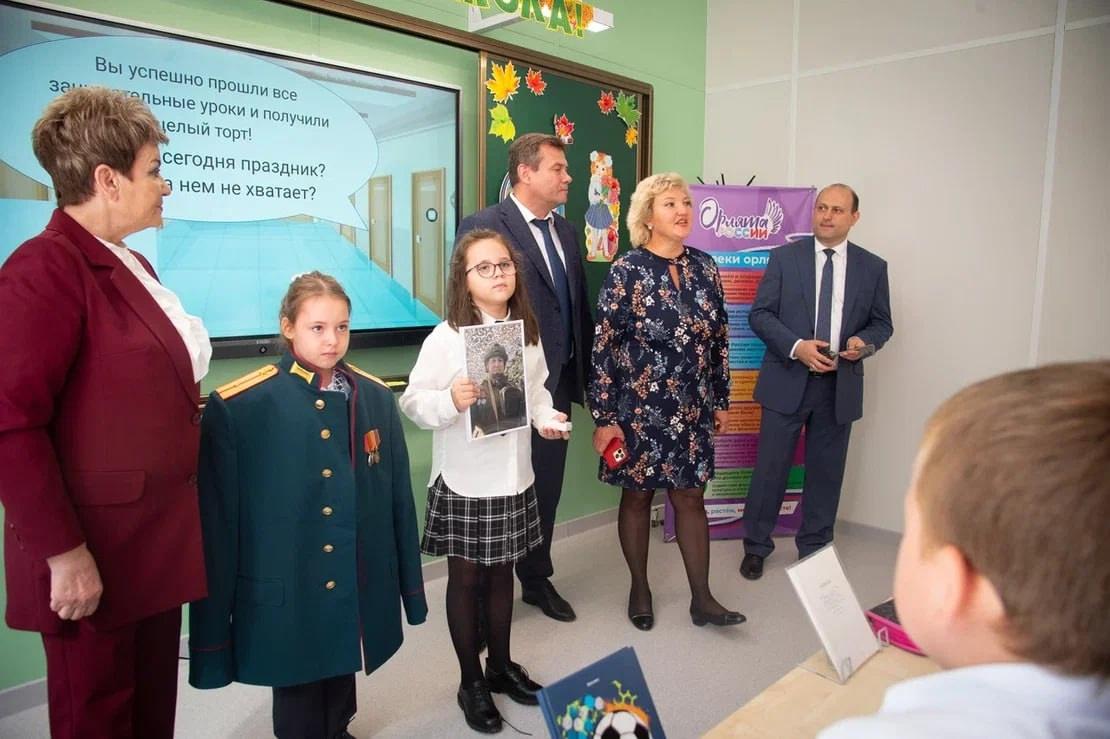 На уроке Мужества в школе № 14 побывал глава Городского округа Коломна Александр Гречищев