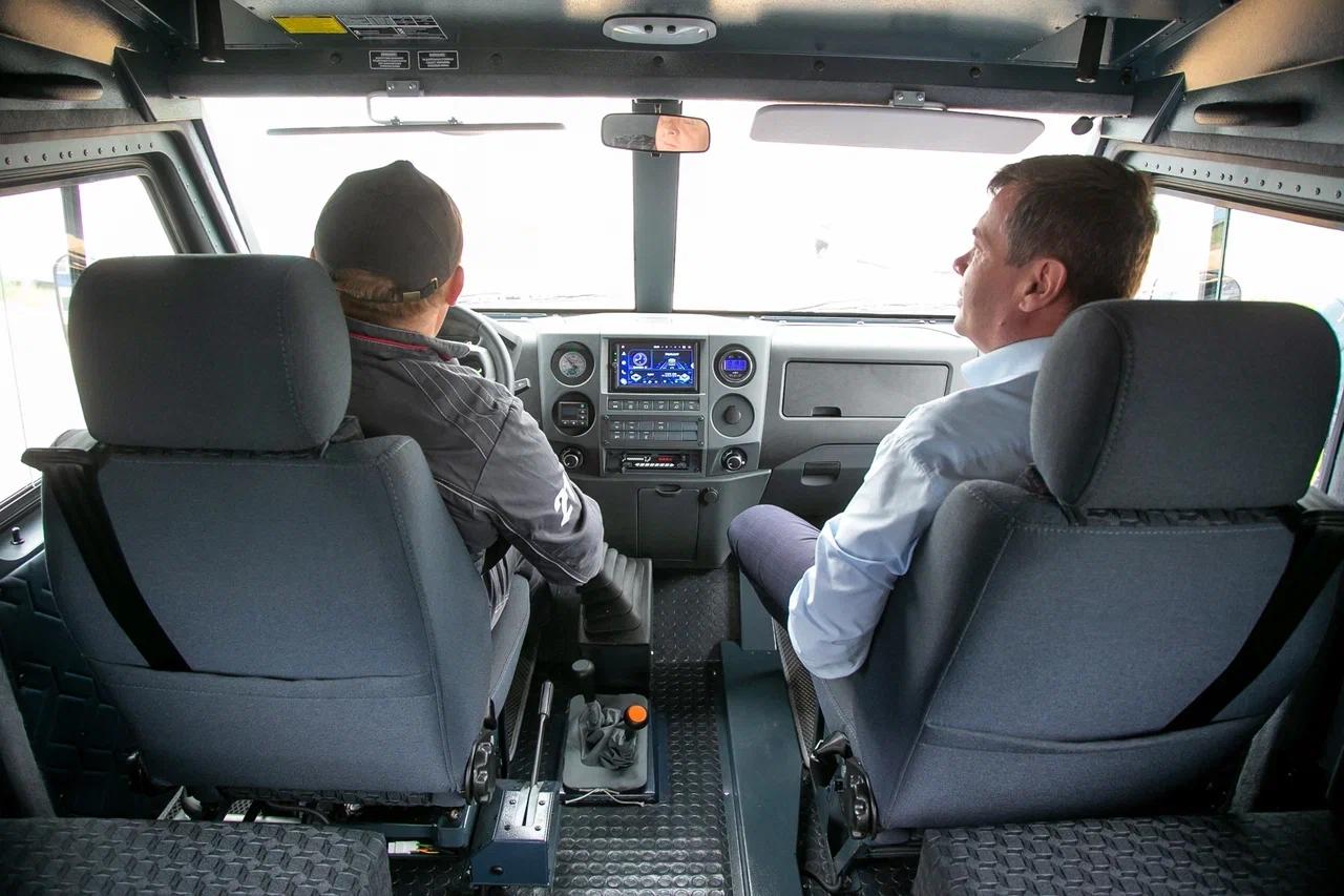 Глава Городского округа Коломна Александр Гречищев посетил первое серийное производство вездеходов