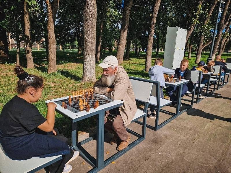 В парке Мира открыли зону для игры в шахматы на свежем воздухе