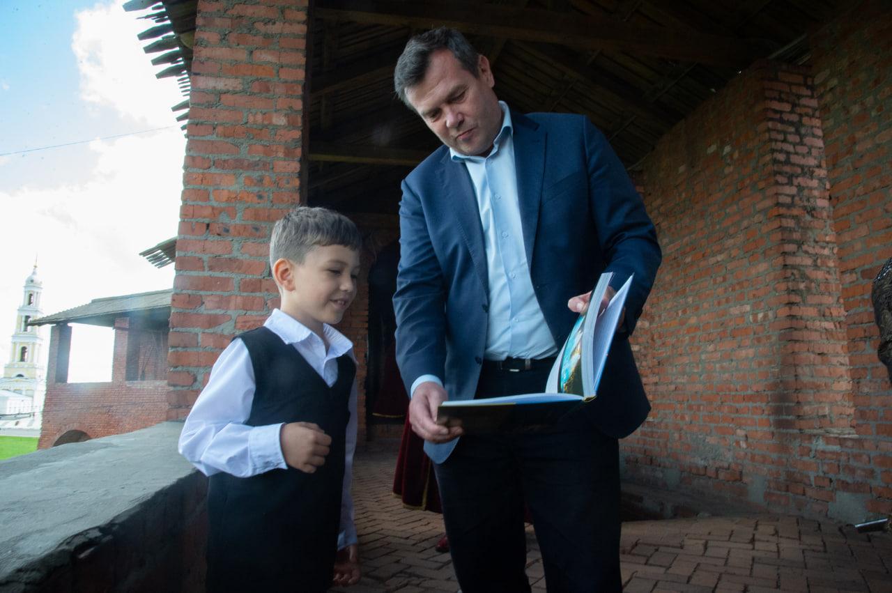 Глава Коломны Александр Гречищев пригласил на экскурсию по кремлю юного краеведа