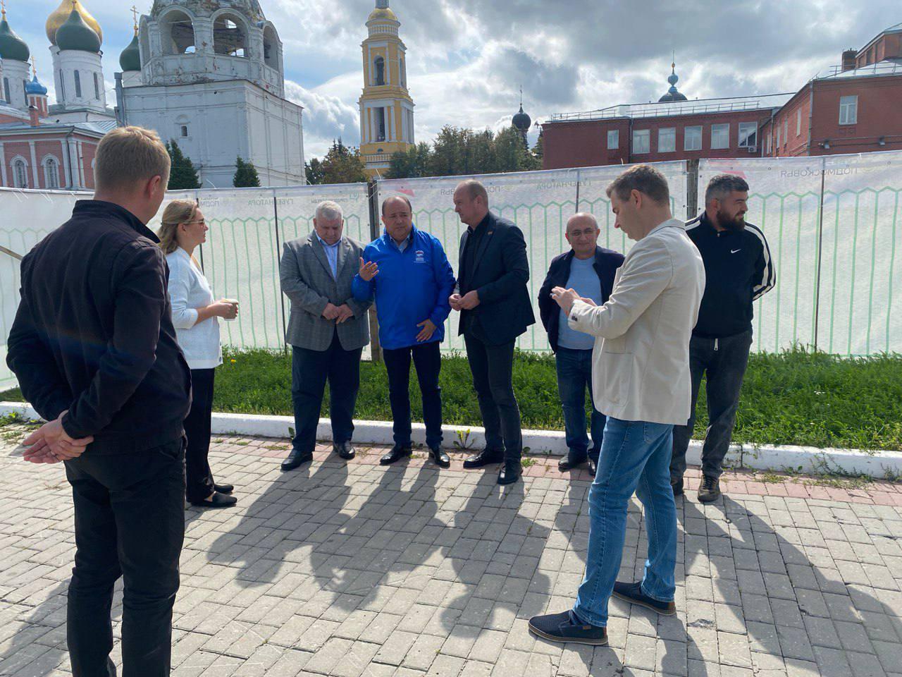 Координатор проекта «Городская среда» партии «Единая Россия» Сергей Цаплинский провел выездное совещание в сквере «Блюдечко»