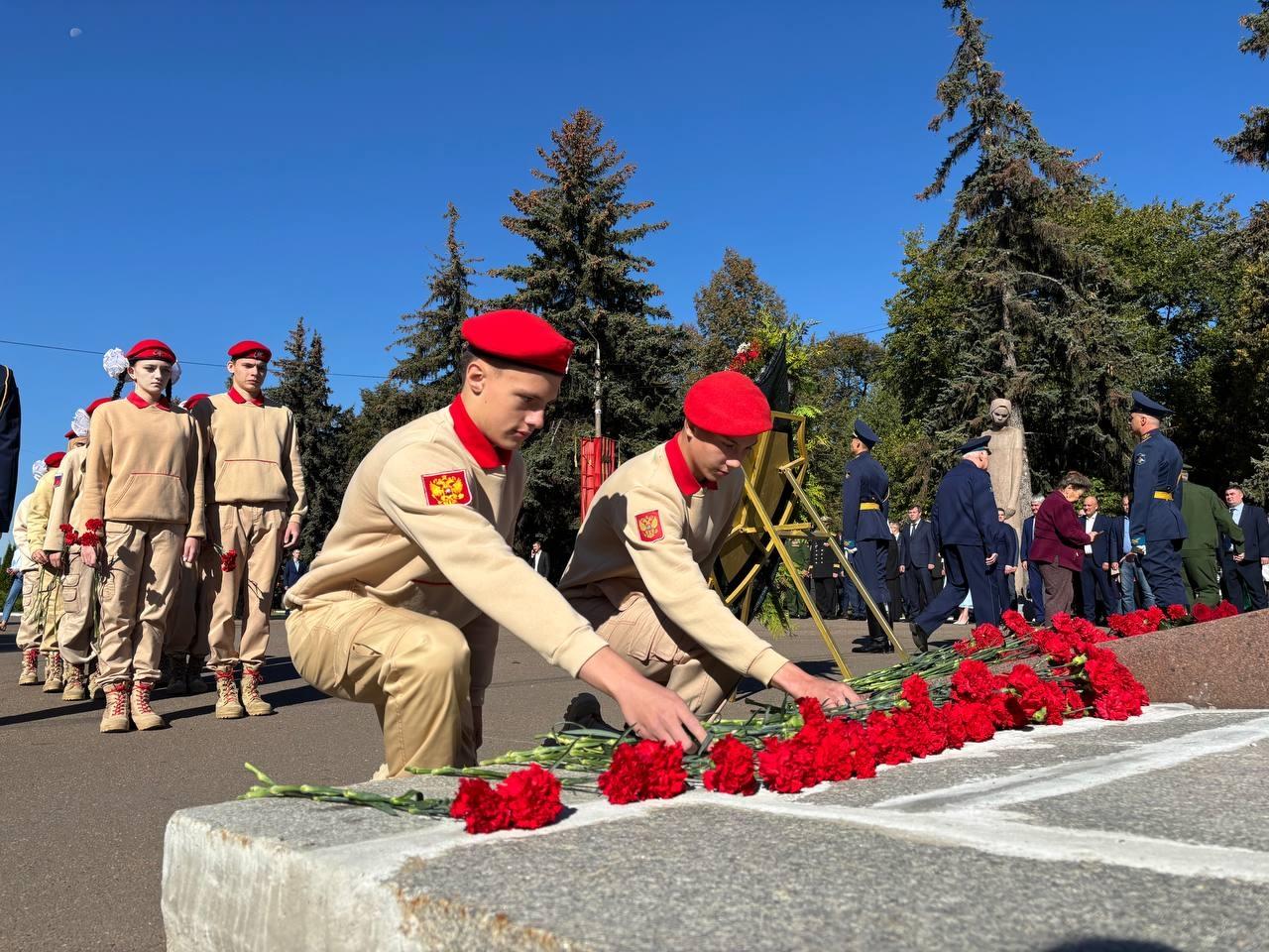 Венки и цветы возложили в День города к мемориалу «Коломенцам, отдавшим жизнь за Родину»