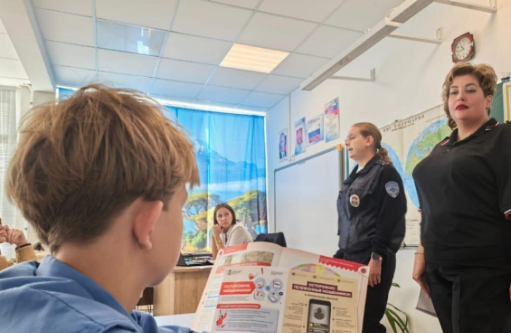 Сотрудники Госавтоинспекции и УМВД провели для школьников Озёр правовой ликбез