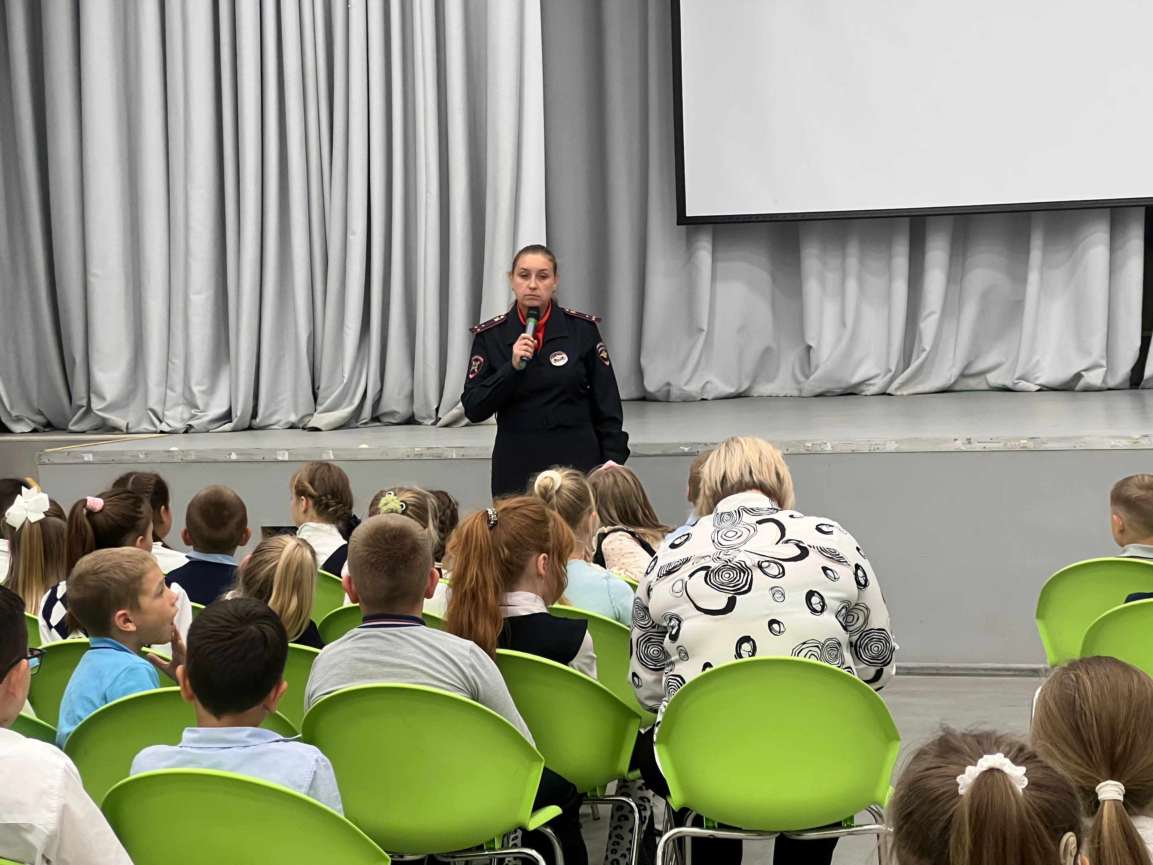 Госавтоинспекторы Коломны напомнили о правилах дорожного движения ребятам из Песковской школы