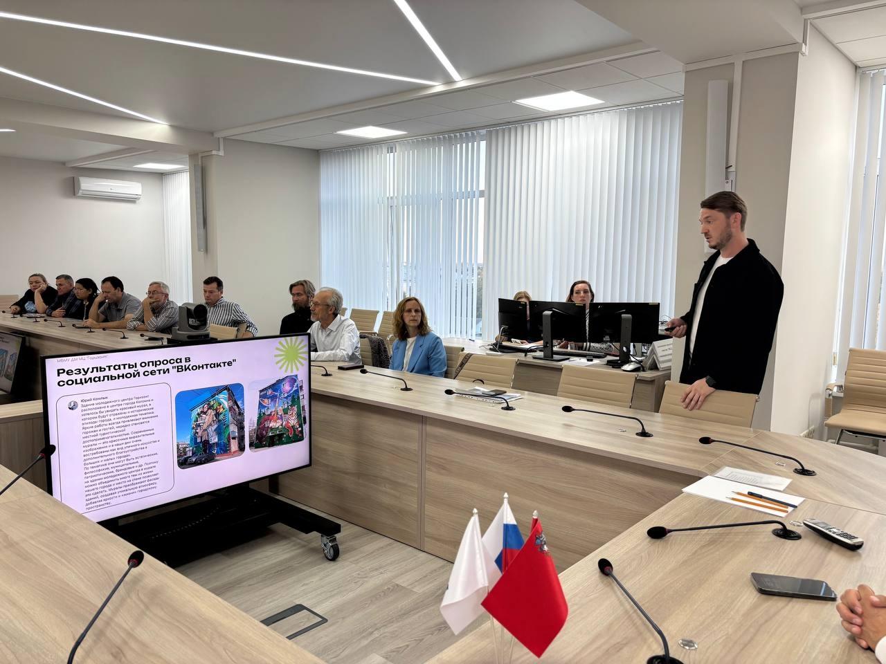 Жители и эксперты обсудили судьбу мозаичного панно на фасаде молодежного центра «Горизонт» в Коломне