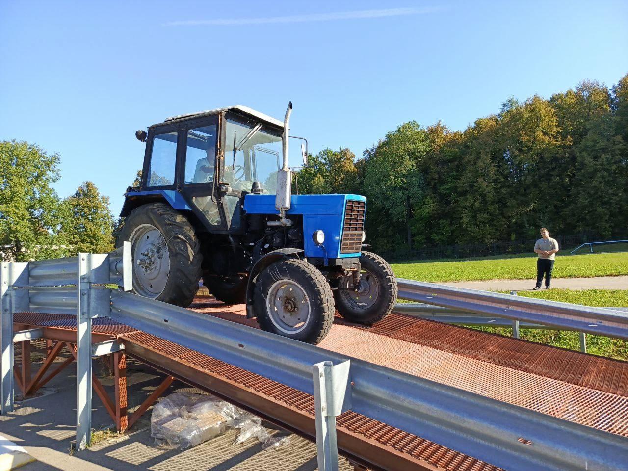 Старшеклассники Емельяновской школы в Озёрах учатся управлять трактором