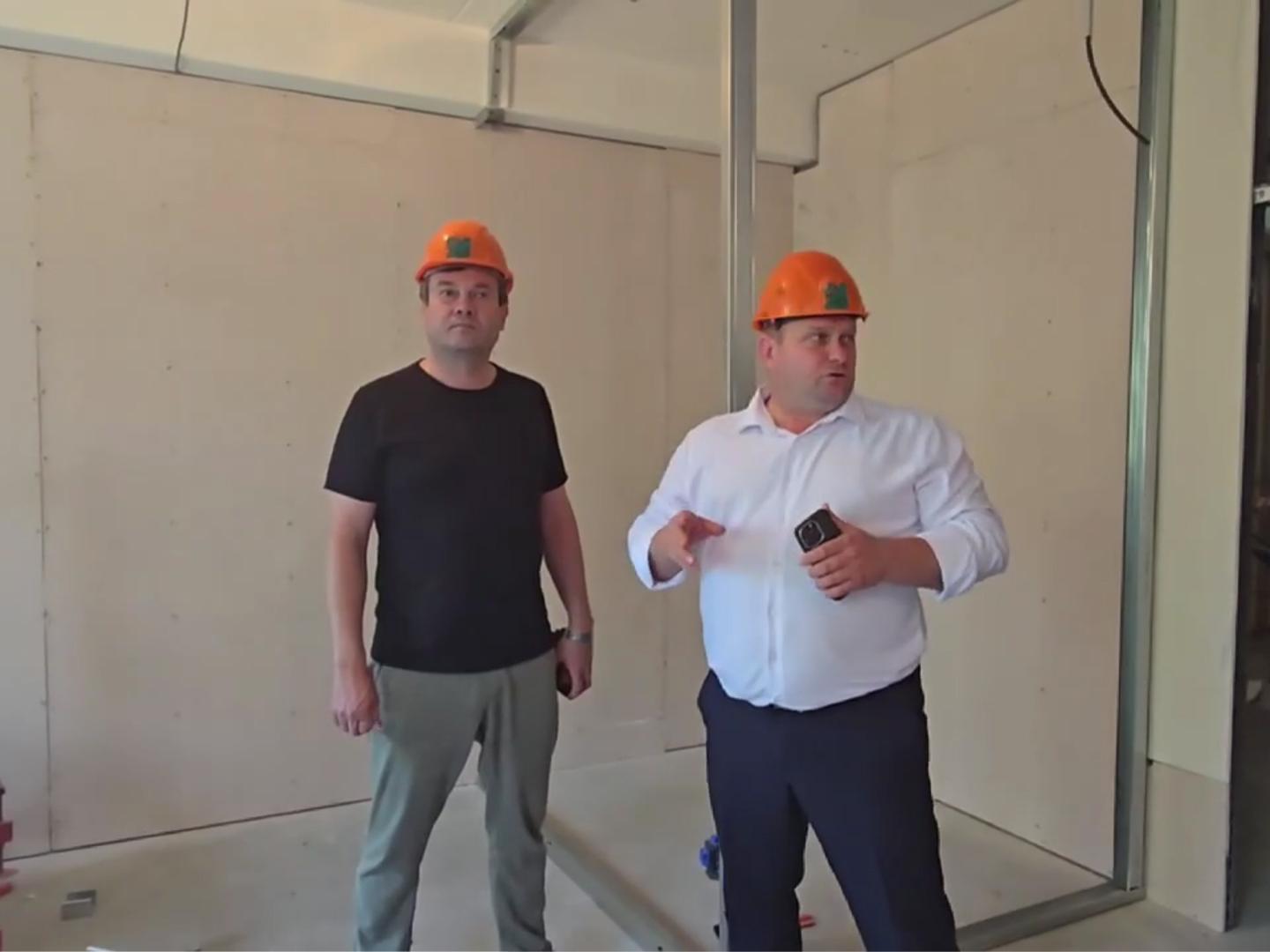 Глава Коломны Александр Гречищев проверил ход ремонта лечебного корпуса в Озёрах