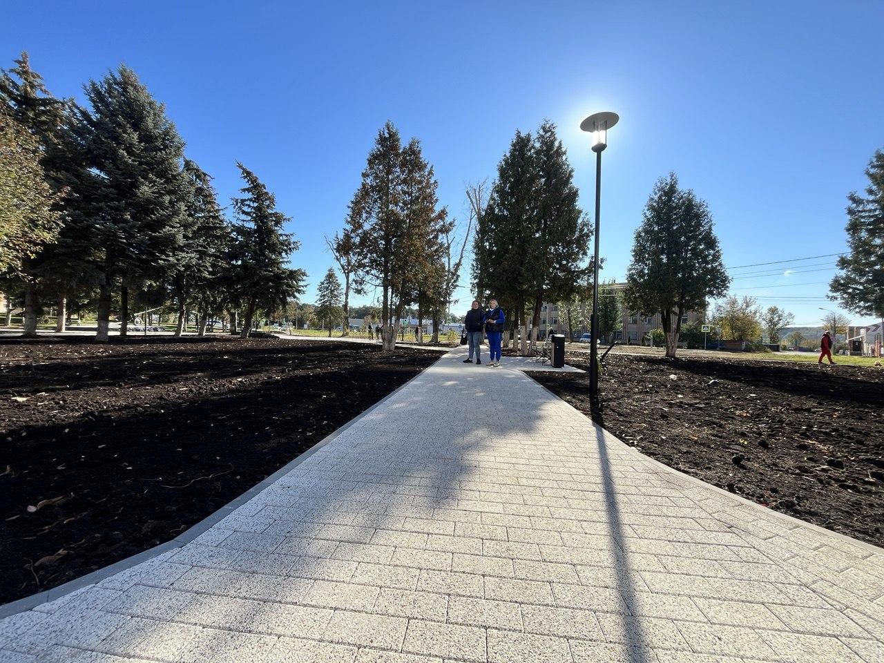 Новые тротуары и пешеходные дорожки появились в сквере им. маршала Михаила Катукова