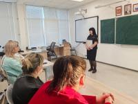 Полицейский в Озерах приняла участие в родительском собрании в местной школе