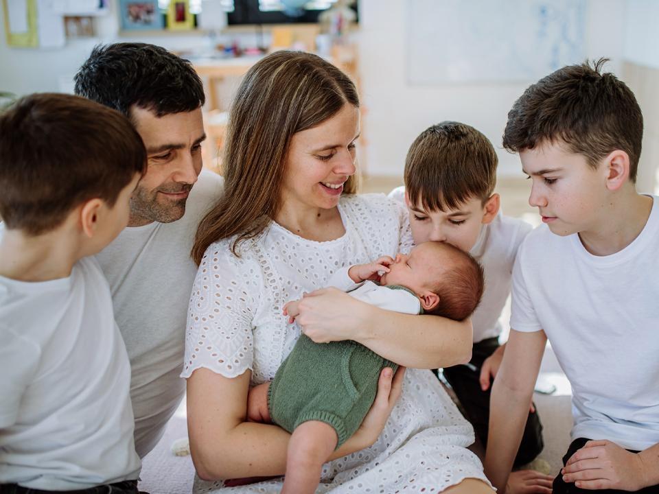 Какие соцвыплаты можно получить до конца 2025 года, разъяснил Депутат Госдумы Никита Чаплин